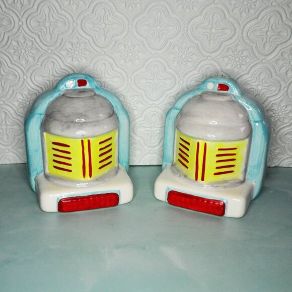 Pair Of Retro Look Salt And Pepper Shakers American Diner Jukebox Design Fun - Picture 1 of 7